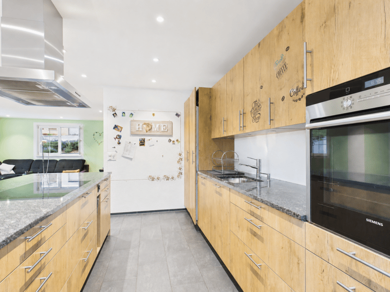 Spacious living area, modern, great view (5)
