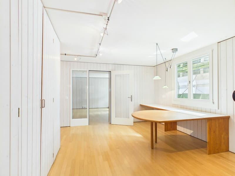 Spacious single-family house with bright rooms in a prime location (10)