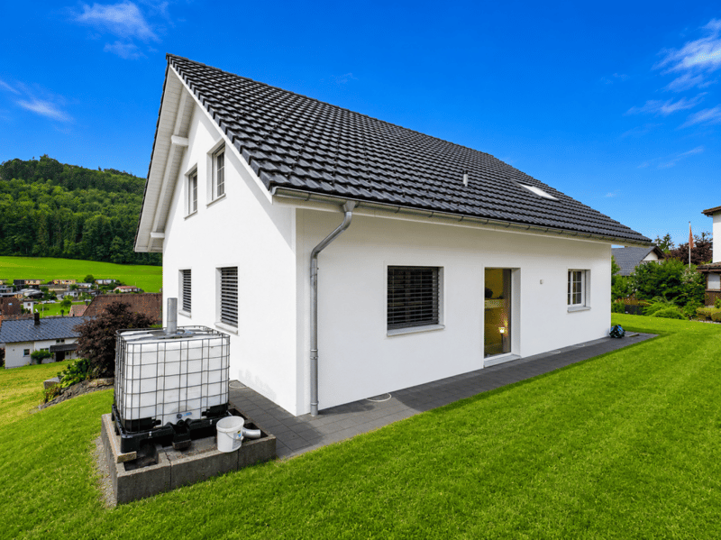 Spacious living area, modern, great view (19)