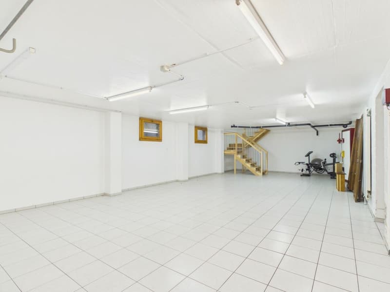 Detached villa with spa, commercial unit and plenty of design flexibility (40)