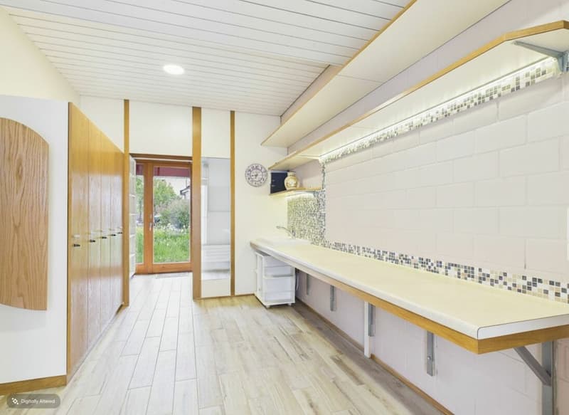 Detached villa with spa, commercial unit and plenty of design flexibility (34)