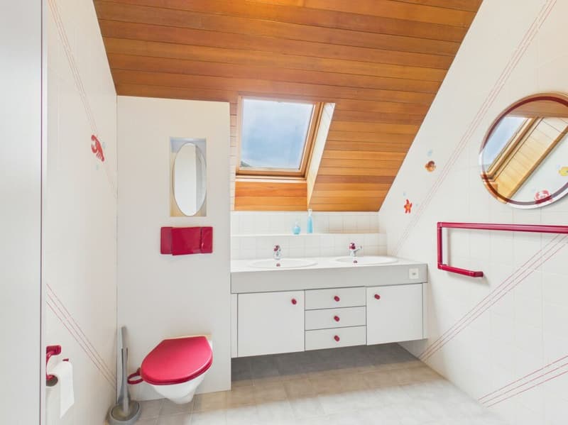 Detached villa with spa, commercial unit and plenty of design flexibility (16)