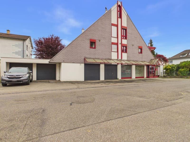 Detached villa with spa, commercial unit and plenty of design flexibility (3)