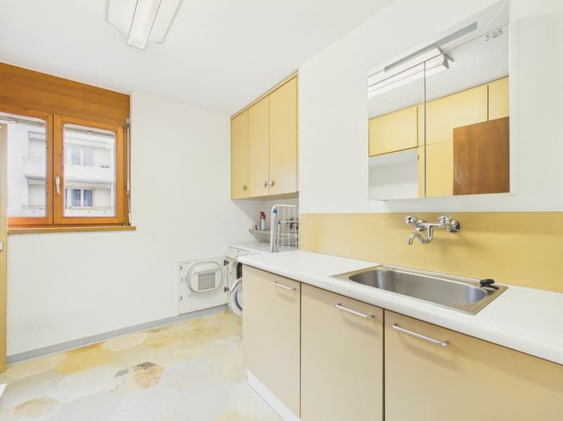 Detached villa with spa, commercial unit and plenty of design flexibility (27)