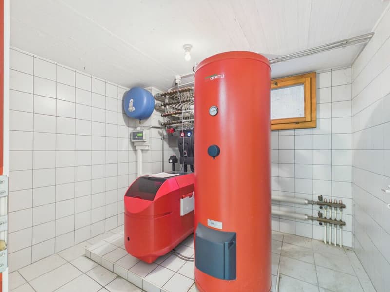 Detached villa with spa, commercial unit and plenty of design flexibility (42)