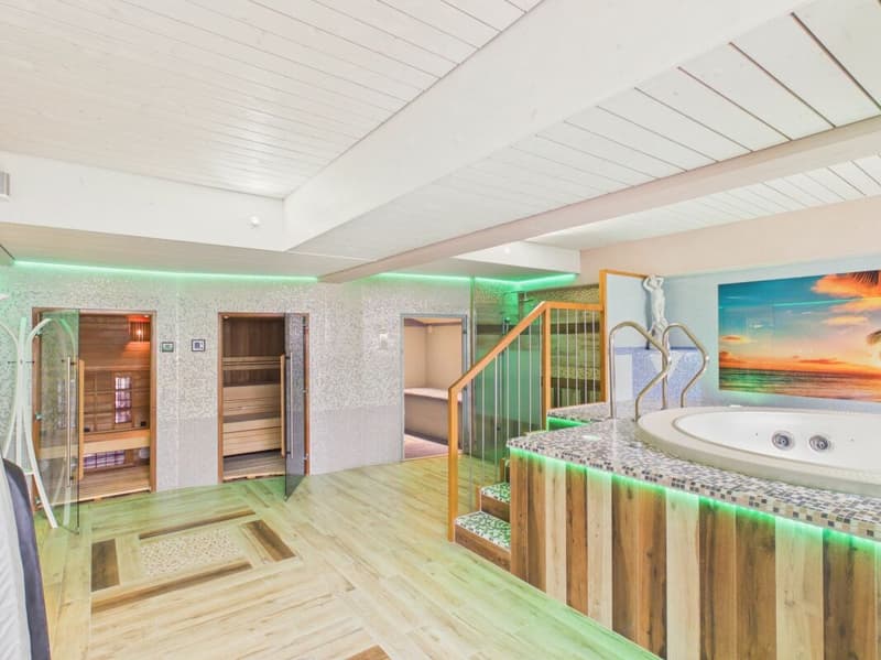Detached villa with spa, commercial unit and plenty of design flexibility (29)