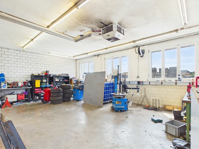 Hall avec 4 pièces (environ 350 m²) - idéal comme garage/atelier à Rafz (3)