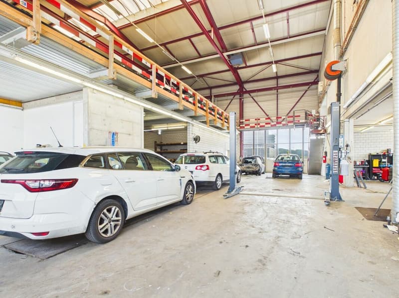 Hall avec 4 pièces (environ 350 m²) - idéal comme garage/atelier à Rafz (2)