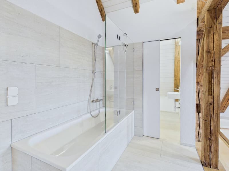 offenes Badezimmer mit Badewanne