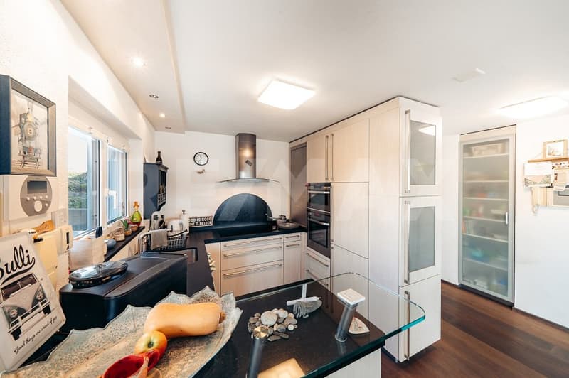 Attractive corner semi-detached house with unobstructed views (8)