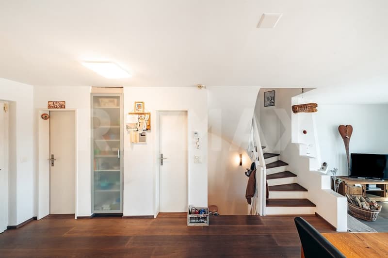 Attractive corner semi-detached house with unobstructed views (9)