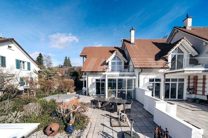Attractive corner semi-detached house with unobstructed views (3)