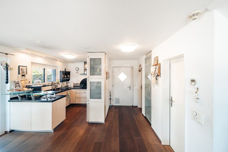 Attractive corner semi-detached house with unobstructed views (6)