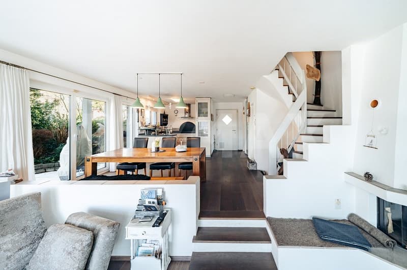 Attractive corner semi-detached house with unobstructed views (5)