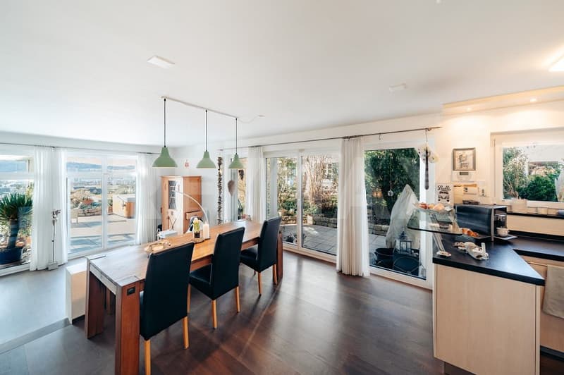 Attractive corner semi-detached house with unobstructed views (7)