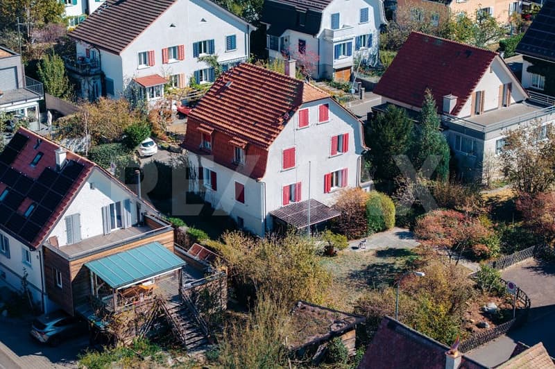 Freistehendes Zweifamilienhaus mit grossem Grundstück und Zukunftspotenzial (3)