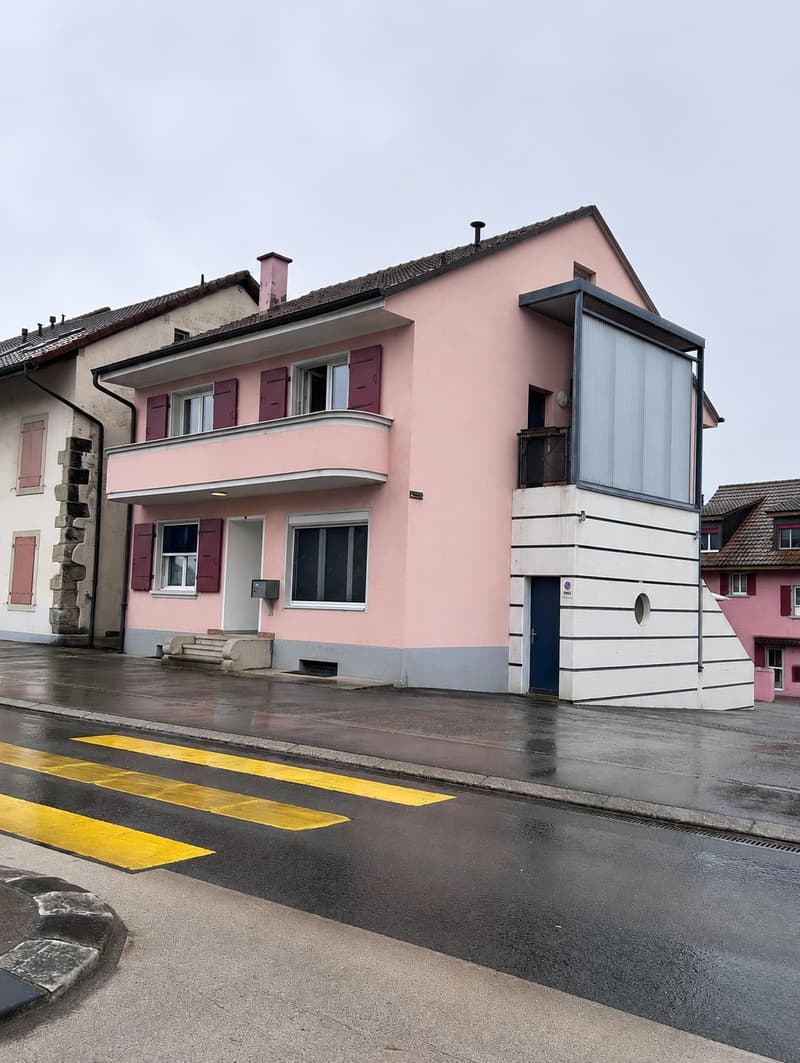 Maison familiale de 6.5 pièces - Au centre de Dompierre - Perspectives de développement (1)
