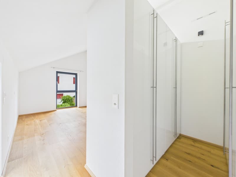 Gepflegtes Einfamilienhaus direkt am Bach, mit Blick ins Grüne (28)