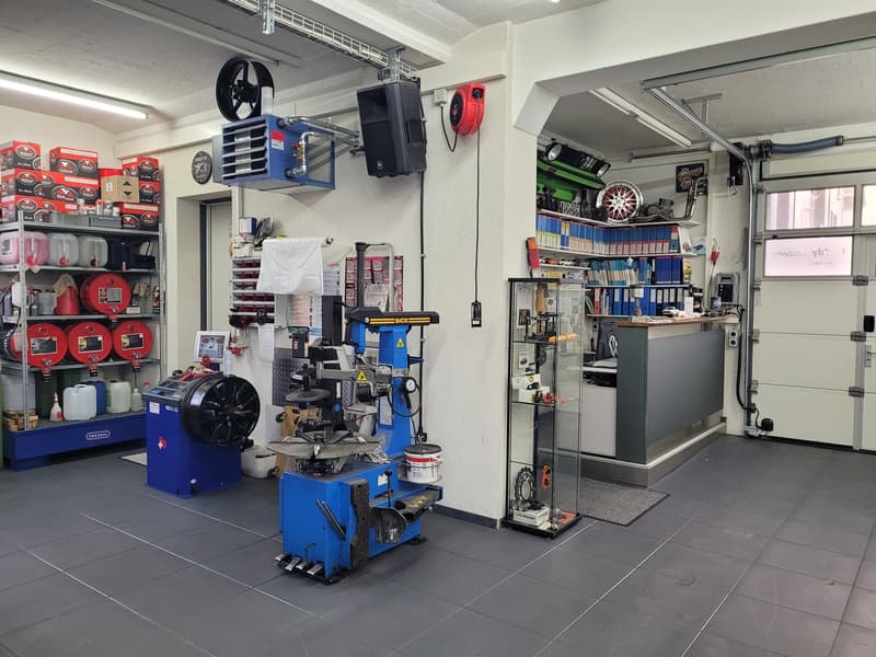 Voll ausgestattete Auto-/Motorradwerkstatt mit 143 m² (3)