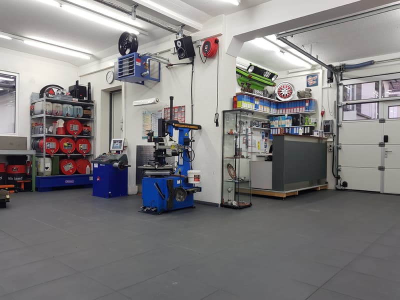 Voll ausgestattete Auto-/Motorradwerkstatt mit 143 m² (4)