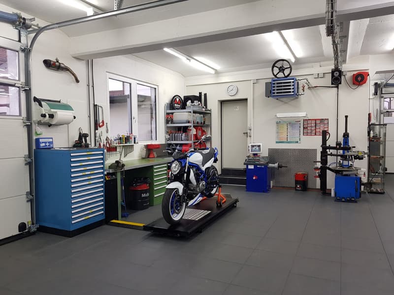 Voll ausgestattete Auto-/Motorradwerkstatt mit 143 m² (2)