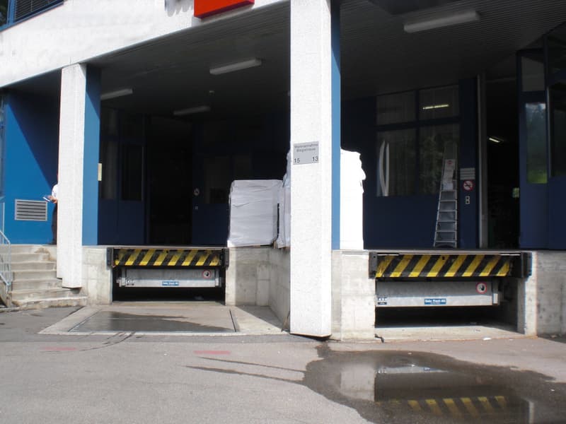 Versatile commercial spaces with storage and sales area in Baar (3)