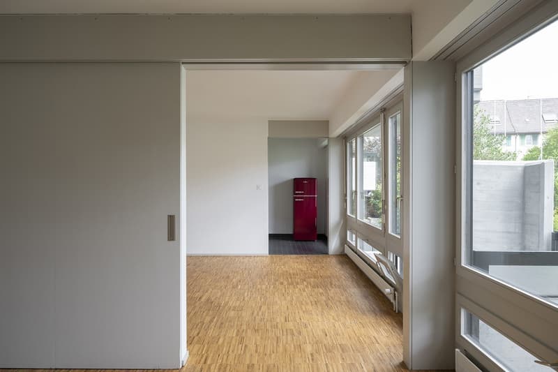grosszügige 2.5-Zimmer-Wohnung mit Balkon in Zürich Höngg (2)
