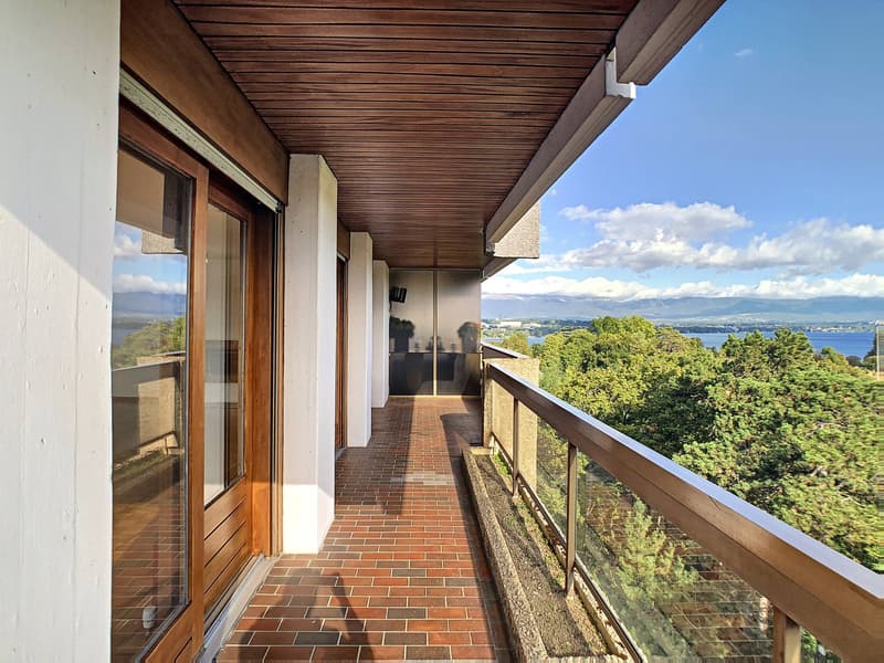 Beautiful renovated 4-room apartment on a high floor (2)