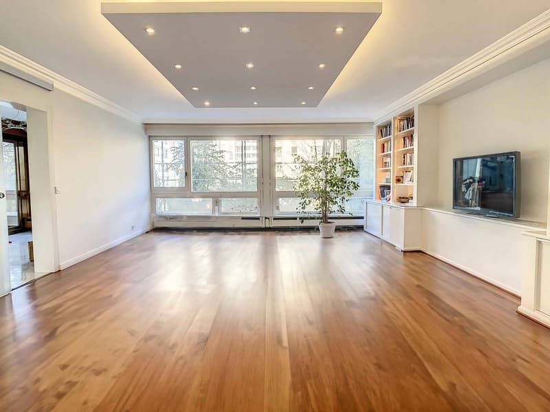 Grande appartamento di 3 locali in un edificio di lusso (2)