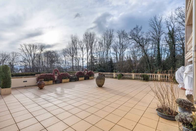 Beautiful renovated apartment with terrace and garden in luxury residence (7)
