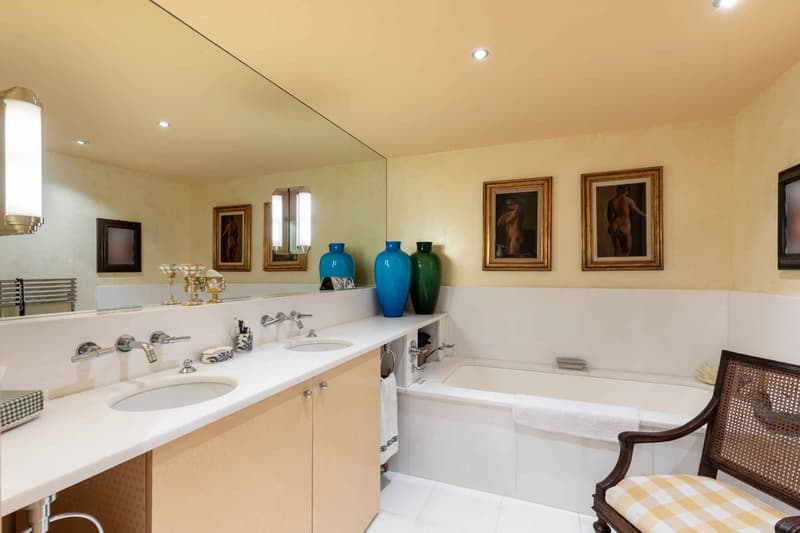 Beautiful renovated apartment with terrace and garden in luxury residence (6)
