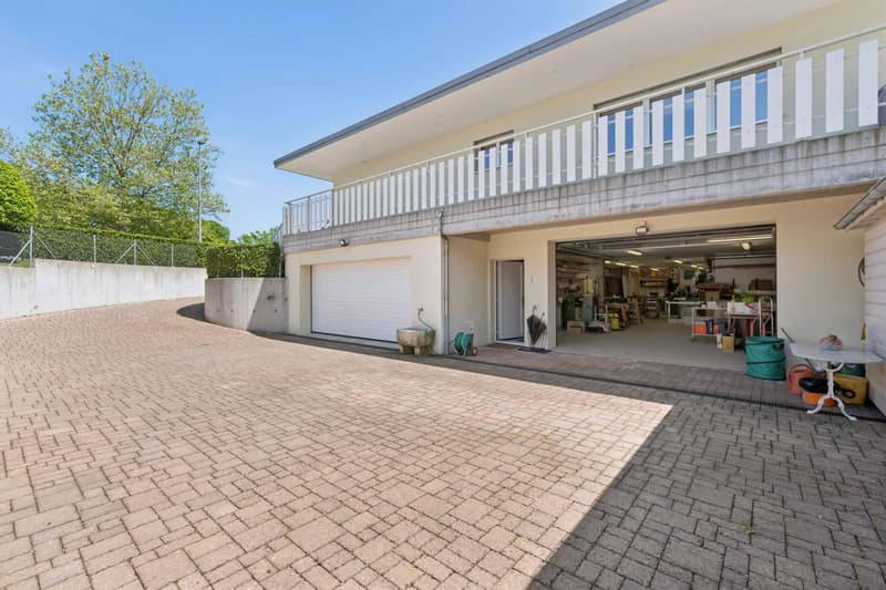 Exclusive! Mixed-use building divided into two single-level apartments (11)
