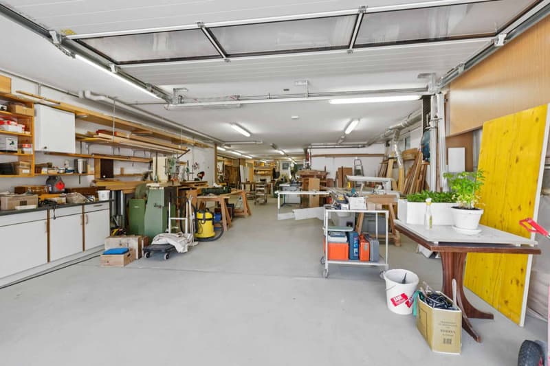 Exclusive! Mixed-use building divided into two single-level apartments (10)