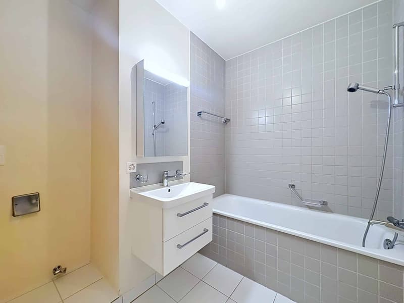 Exclusive! 4-room crossing apartment with loggia (11)