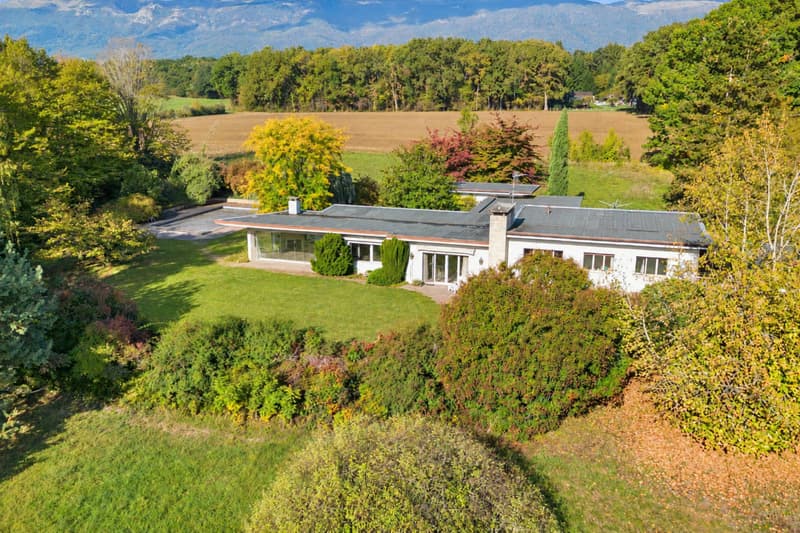 Villa individuelle sur une vaste parcelle de plus de 8'000 m² (1)
