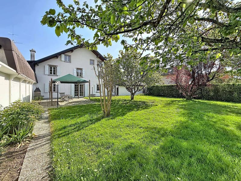 EXCLUSIVELY ! Magnificent authentic house with undeniable charm (11)