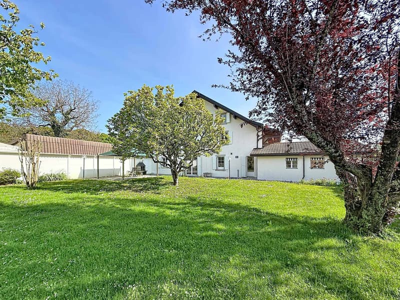 EXCLUSIVELY ! Magnificent authentic house with undeniable charm (1)