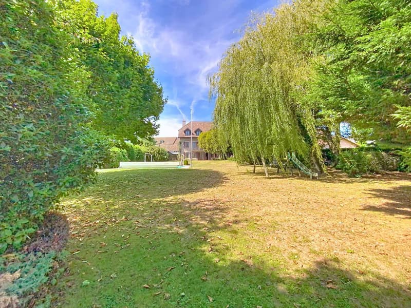 Large family house with pool and vast wooded plot (9)