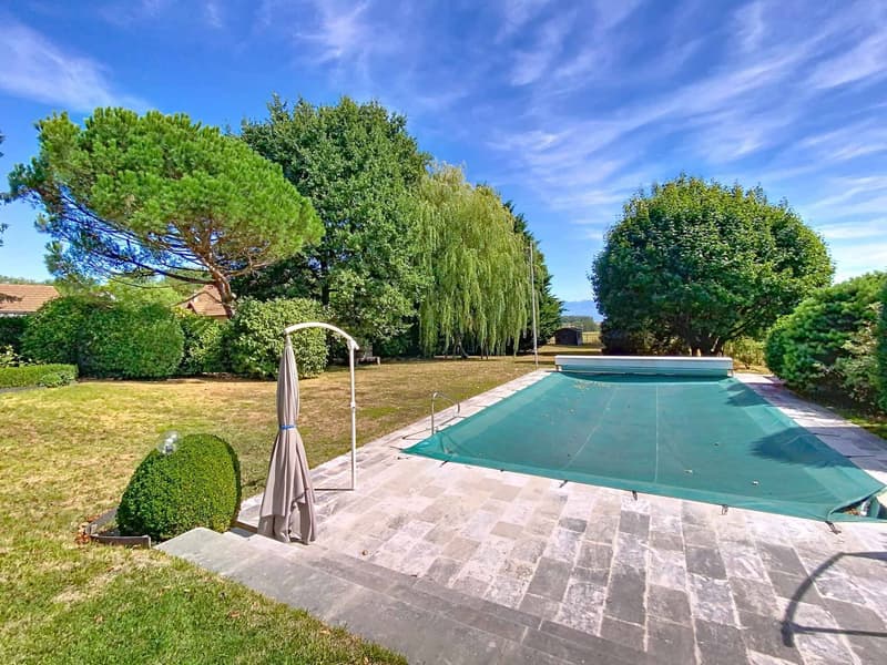 Large family house with pool and vast wooded plot (8)