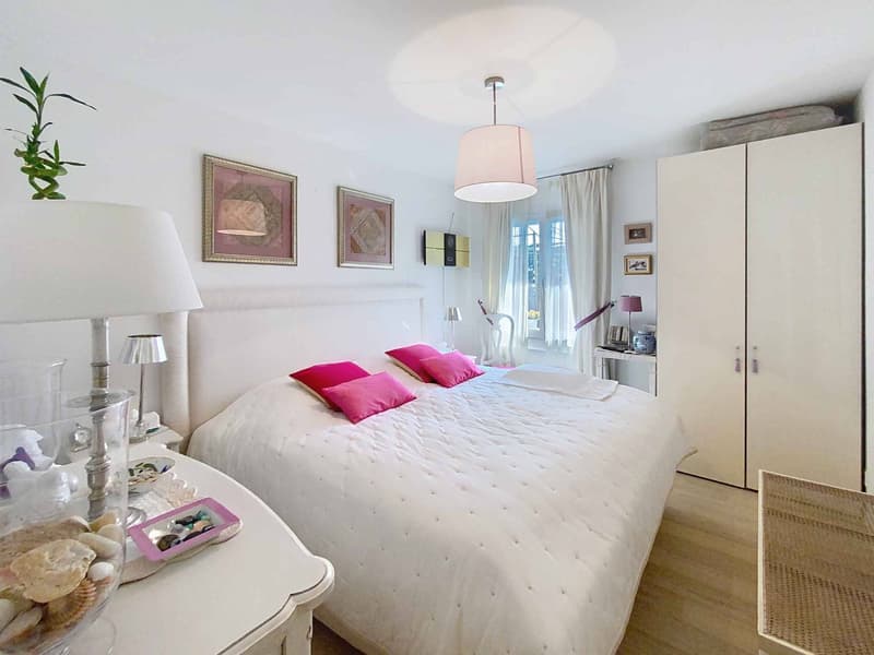 SUPERB APARTMENT WITH LARGE GARDEN, TERRACE AND VIEW OF THE LAKE AND THE ALPS (7)