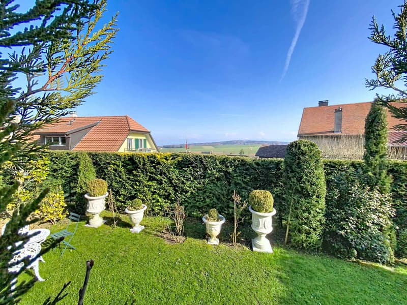SUPERB APARTMENT WITH LARGE GARDEN, TERRACE AND VIEW OF THE LAKE AND THE ALPS (4)