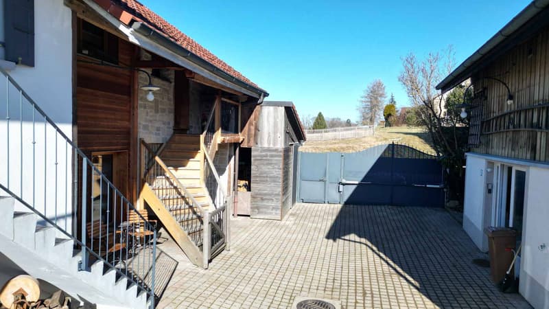 Character property offering three apartments and a commercial space (2)