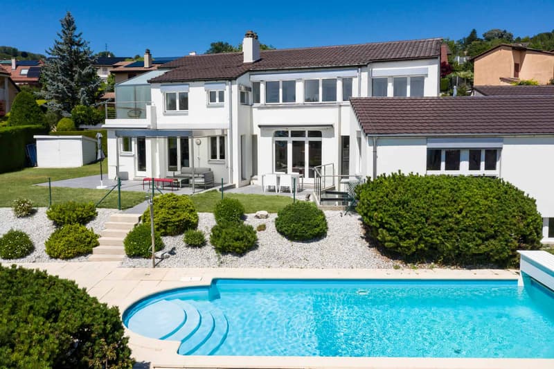 Villa individuale di 325 m2 con una bella vista sul lago e le montagne (1)