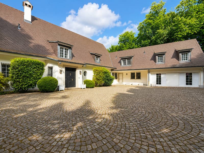 Exceptional master house on a park of nearly 11,000 m² (2)