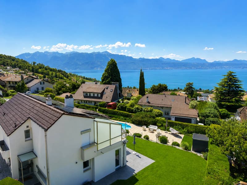 Einzelvilla mit 325 m2 und schönem Blick auf den See und die Berge (1)