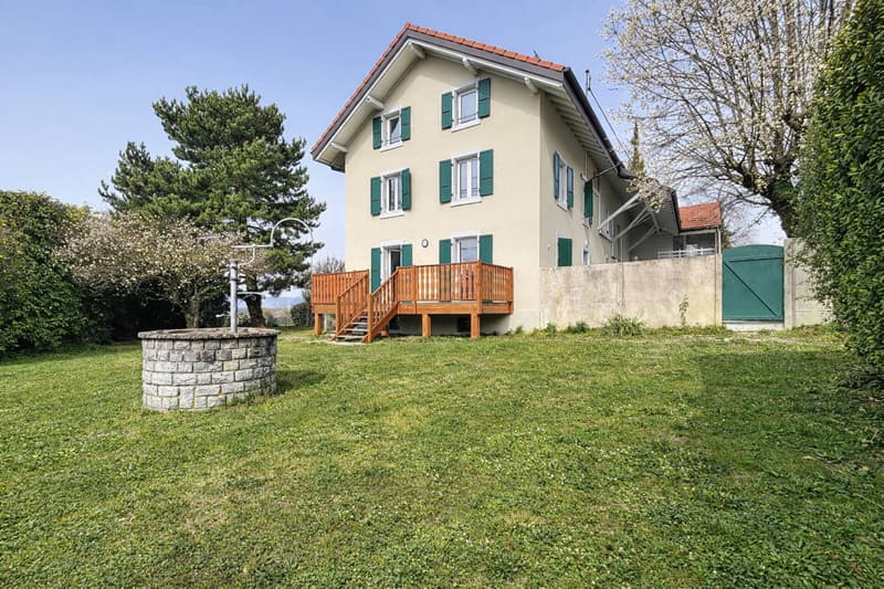 Four and a half room triplex - large garden and partial lake view (2)