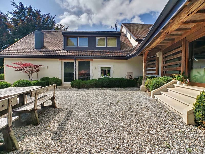 Large property with lake view (10)