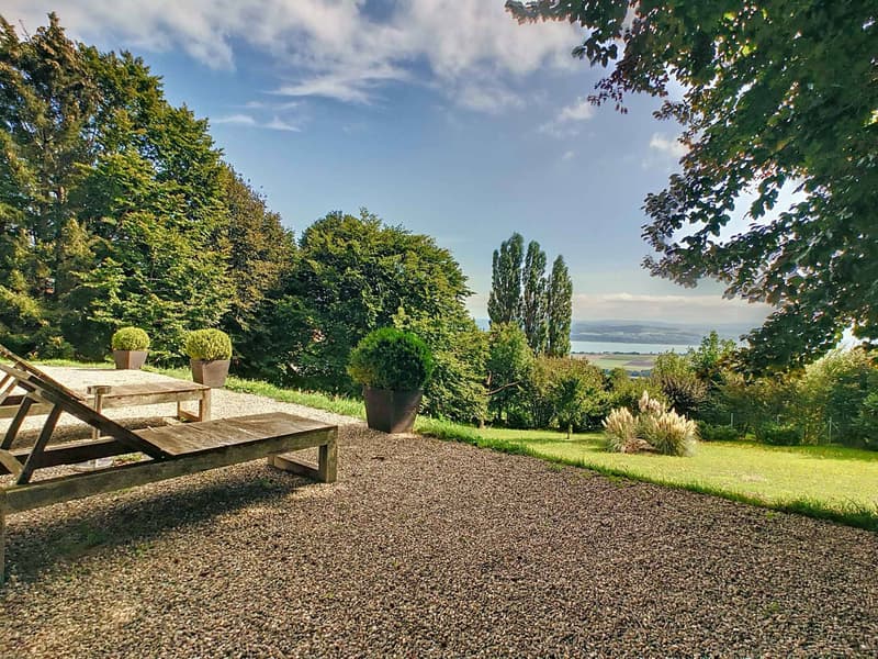 Large property with lake view (2)