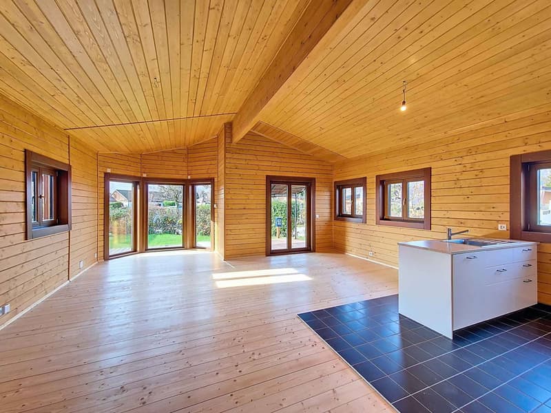Rare for sale - Villa just two steps from the lake! (2)