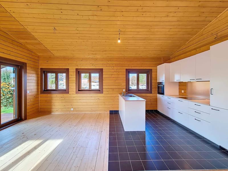 Rare for sale - Villa just two steps from the lake! (5)